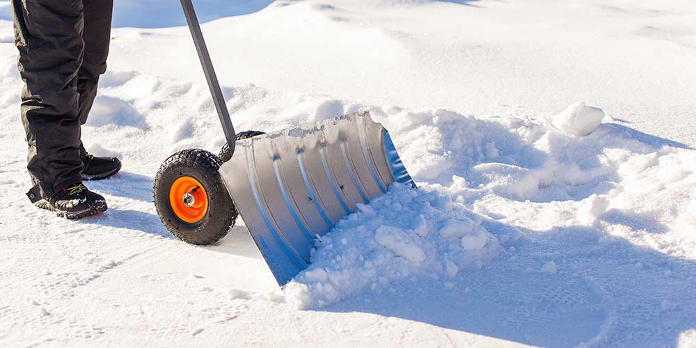 Лопата для уборки снега: выбираем и покупаем, либо делаем своими руками