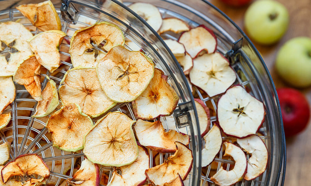 Яблоки в дегидраторе. Время приготовления фруктовых чипсов в сушилке. Фруктовые чипсы в электросушилке какими должны быть. Сколько по времени нужно сушить овощи и фрукты в электросушилке.