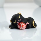 Сувенир "Котик с мячом" лежа черный Сувенир "Котик с мячом" лежа черный